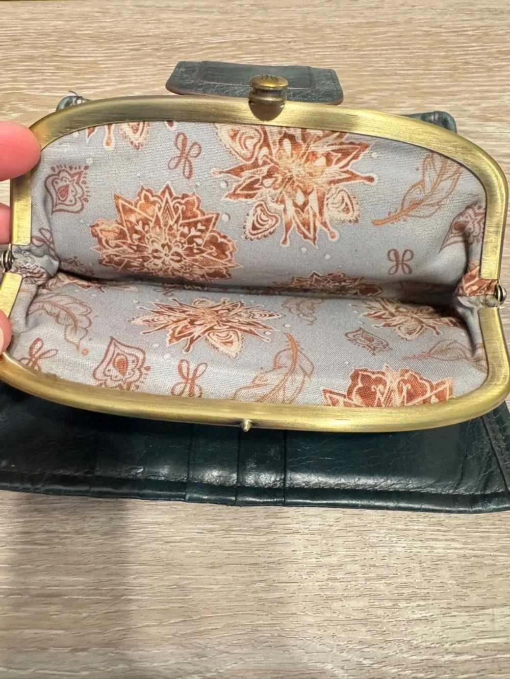 Hobo Alice Vintage Leather wallet wristlet slide in strap well loved green